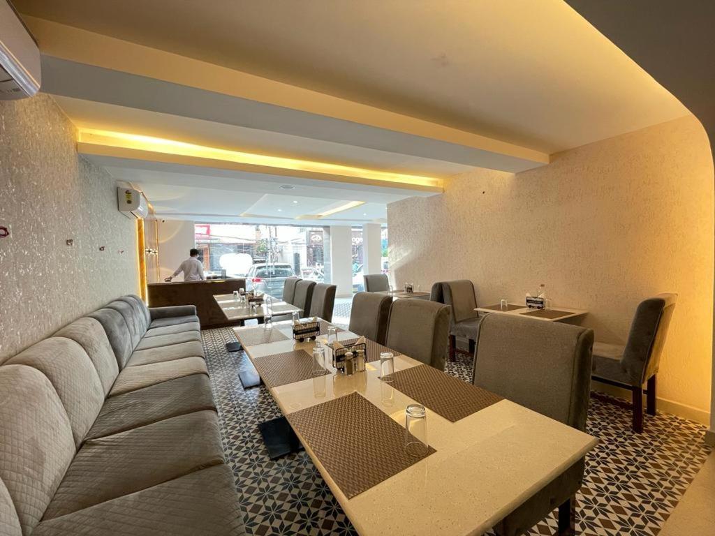 Hotel Santoor Варанасі Екстер'єр фото
